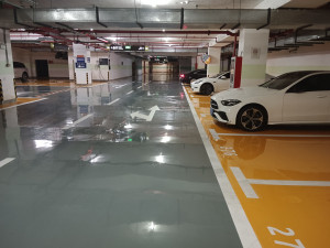 江苏圣和府邸酒店车库环氧地坪通道灰色停车位橘黄色交通设施施工改造项目完成