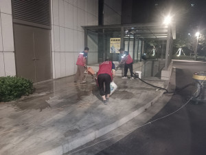 南京华贸中心室外地面防护 地面清洁 毛面砖护理由南京伊洁特斯环境科技有限公司施工中