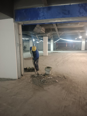 栖霞建设集团车库金刚沙固化 地坪固化 地面划线 交通划线项目由南京伊洁特斯公司施工中