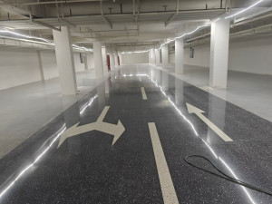 南京华建地产金陵府车库无机磨石地面摊铺打磨一体化项目由南京伊洁特斯公司完成