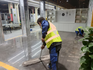 喜之郎果冻工厂金刚砂地面固化，地坪划线项目由南京伊洁特斯环境科技有限公司施工中