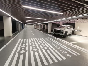 南京亚朵火车站店车库环氧出新，交通划线项目由南京伊洁特斯环境科技有限公司工程部施工中