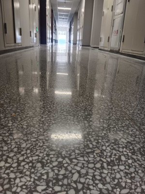 南京师范大学研究生院教学楼水磨石固化项目由南京伊洁特斯环境科技有限公司工程部负责施工