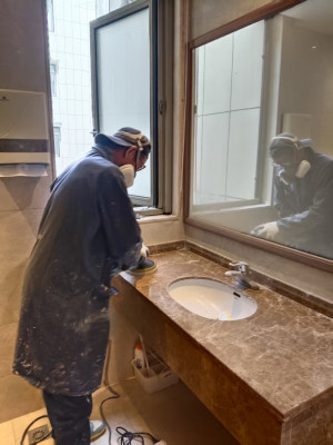 麒麟门科创园100个卫生间洗手台面翻新防护项目由南京伊洁特斯环境科技有限公司施工中