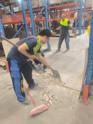 江西南昌小蓝经济开发区金刚砂固化，龟裂缝修缮服务由南京伊洁特斯环境科技有限公司施工中