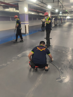马鞍山十七冶总部车库环氧地坪施工及划线项目由南京伊洁特斯环境科技有限公司施工中