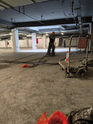 南京南门望府地下车库地坪固化项目由南京伊洁特斯环境科技有限公司施工中